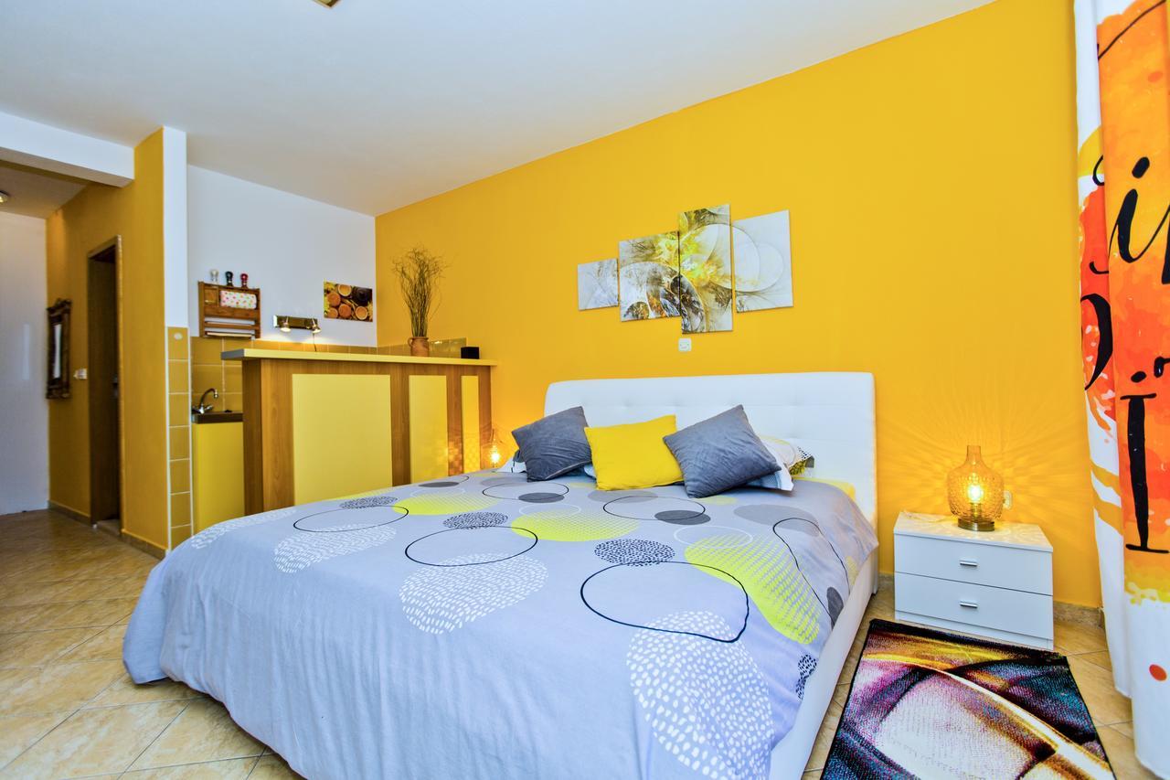 Apartments And Rooms Art Deco Pape ฮวาร์ ภายนอก รูปภาพ